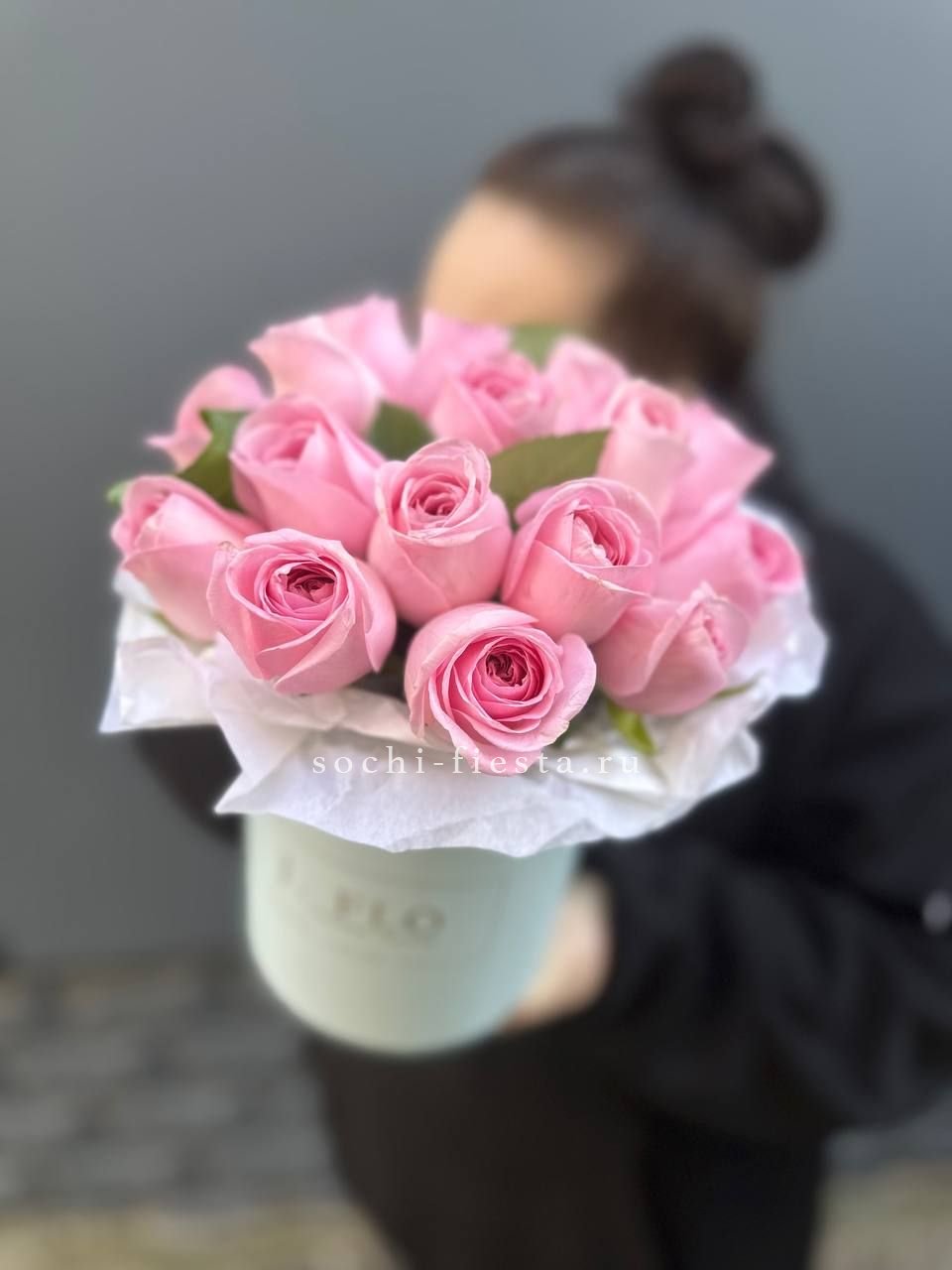 зимняя композиция с амариллисом и еловыми ветвями в Петропавловске-Камчатском