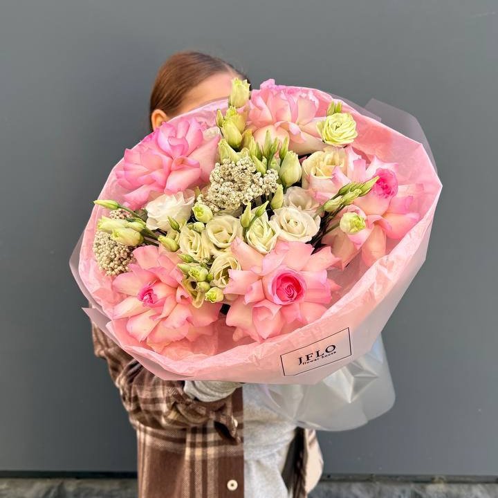 Букет "Розы с эустомой" с доставкой в Петропавловске-Камчатском