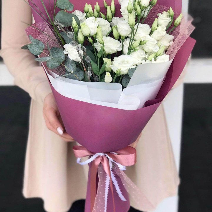 Эустомы с эвкалиптом в Петропавловске-Камчатском