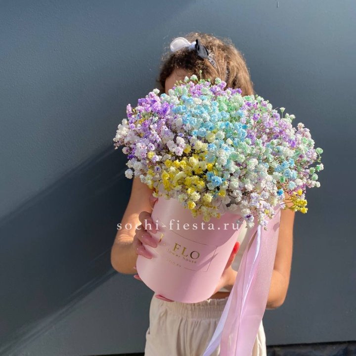 Радужные гипсофилы в шляпной коробке в Петропавловске-Камчатском