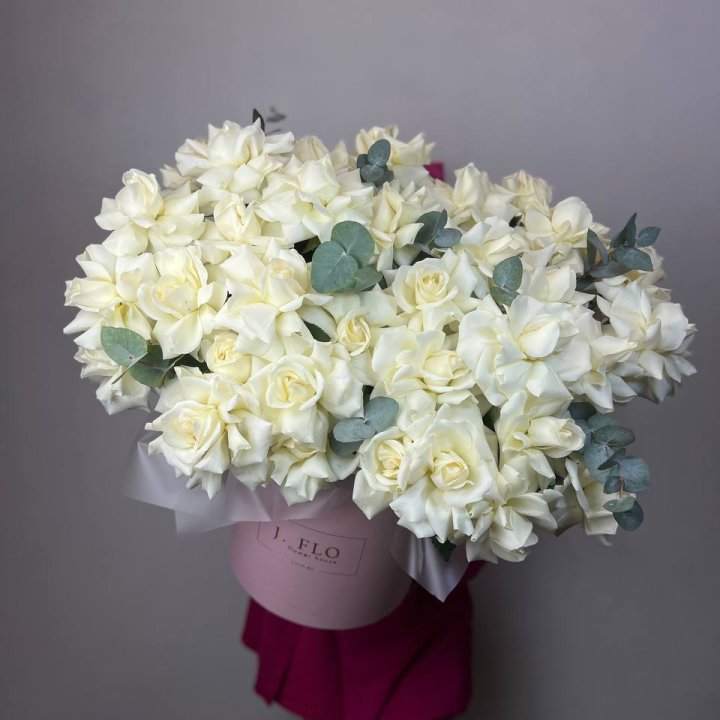 37 белых роз в боксе в Петропавловске-Камчатском