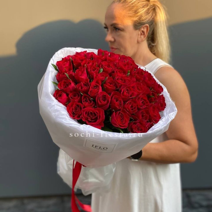 51 роза мадам ред в нежном оформлении с доставкой в Петропавловске-Камчатском