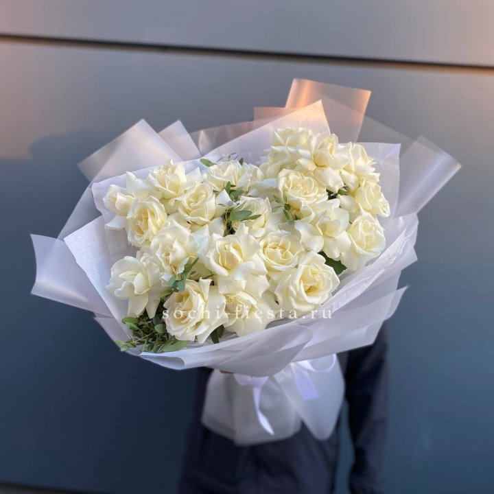 Пышный букет из белых роз в Петропавловске-Камчатском