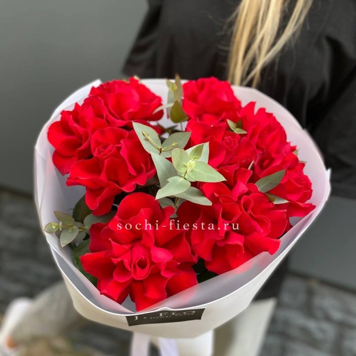 9 Красных французских роз с доставкой в Петропавловске-Камчатском