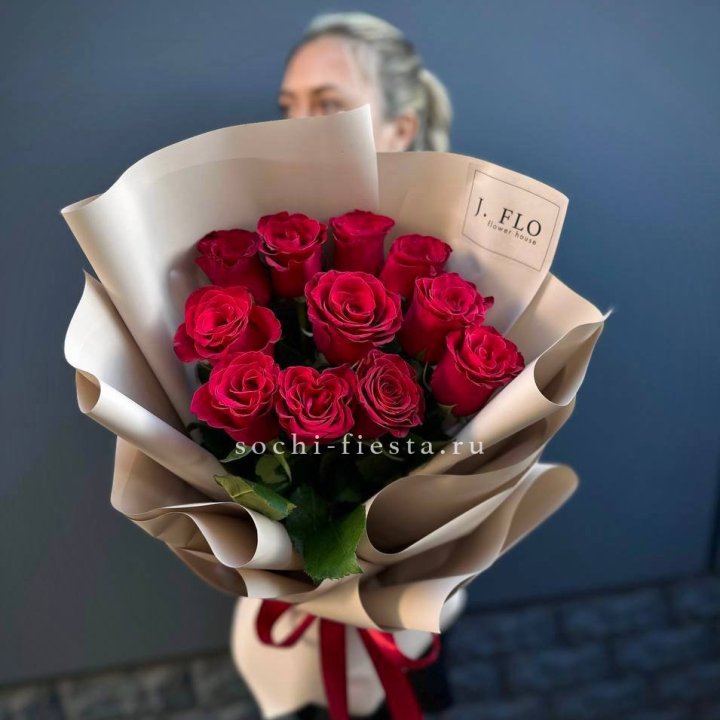 Букет красных роз "Наоми" с доставкой в Петропавловске-Камчатском