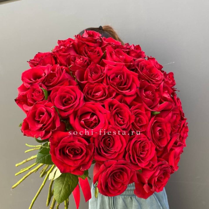 35 красных роз под ленту с доставкой в Петропавловске-Камчатском