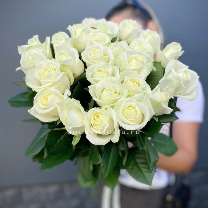 Голландские розы белые 25 с доставкой в Петропавловске-Камчатском